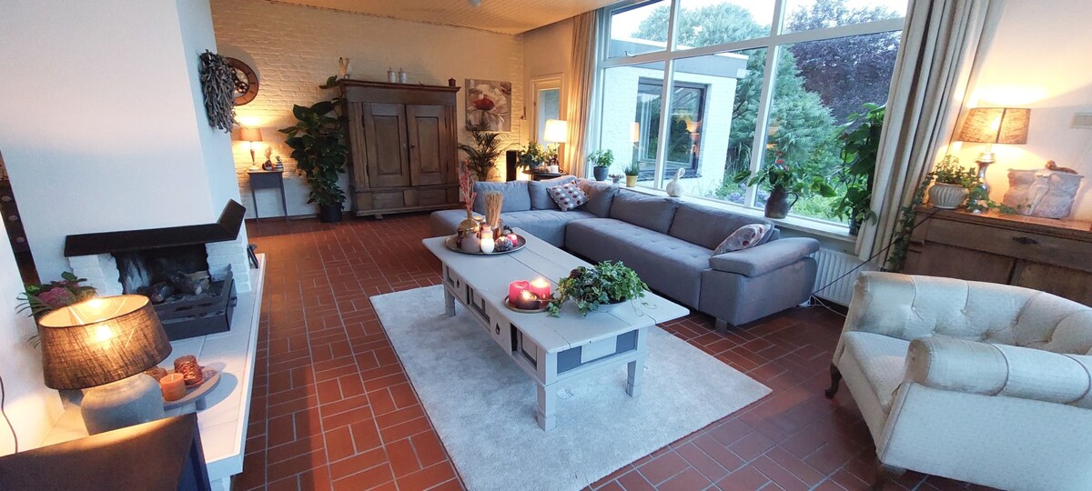 Royale bungalow met grote tuin en terras