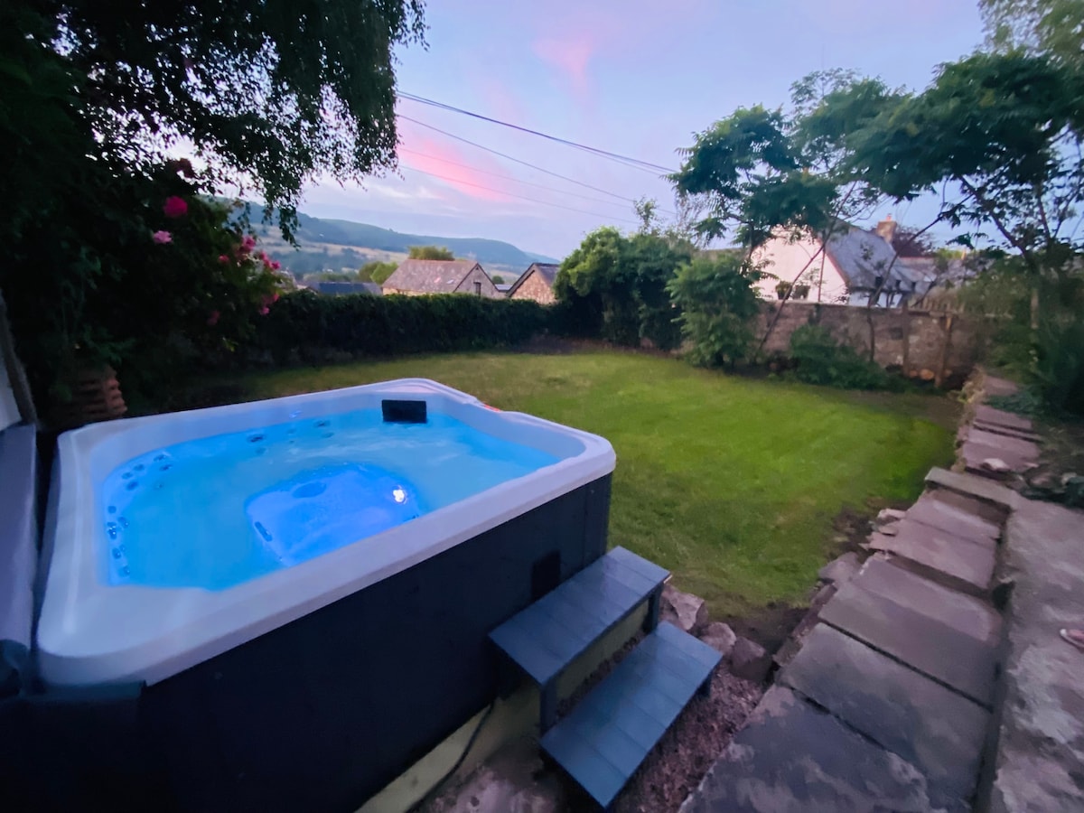 Large Cottage, super private, great views + Hottub