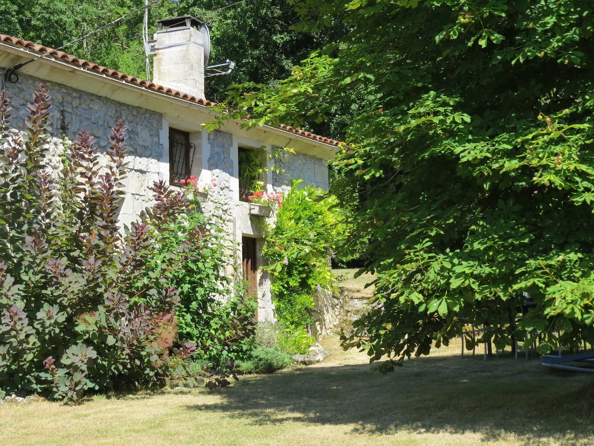 Les Rivieres Gites Lidoire, heated pool and lake