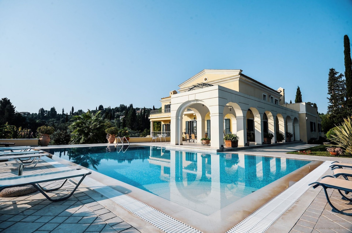 R 707 Luxurious Villa, Breathtaking Views ,Jacuzzi
