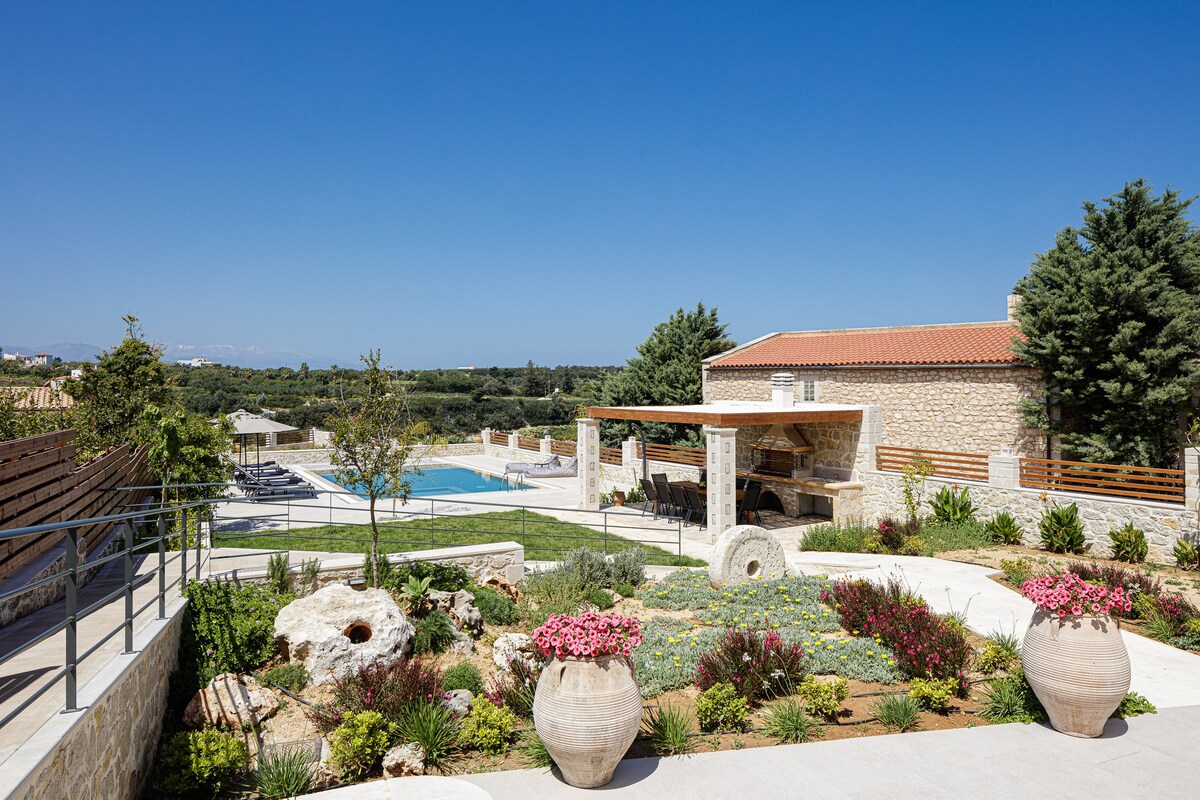 New luxurious villa with stunning pool,views &bbq!