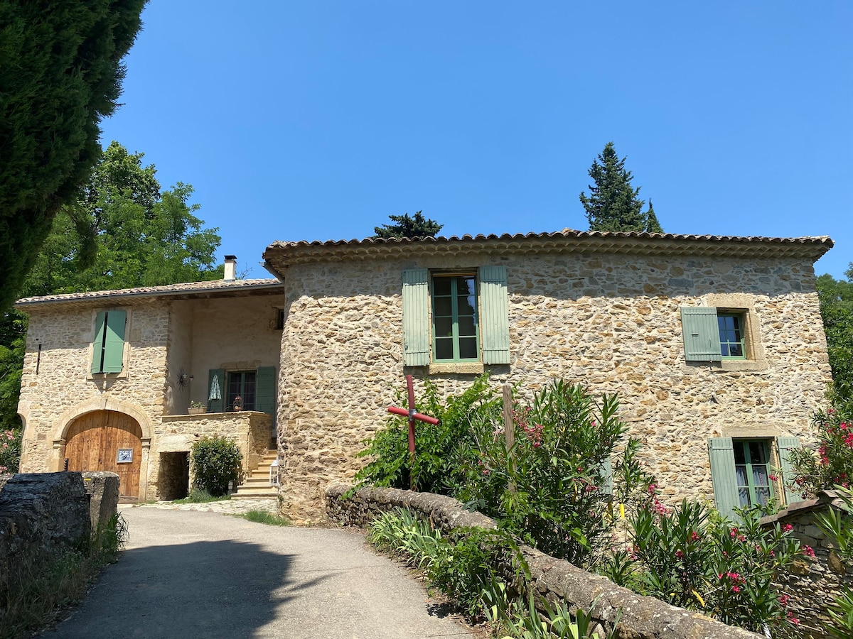 Grand gîte avec piscine proche Avignon