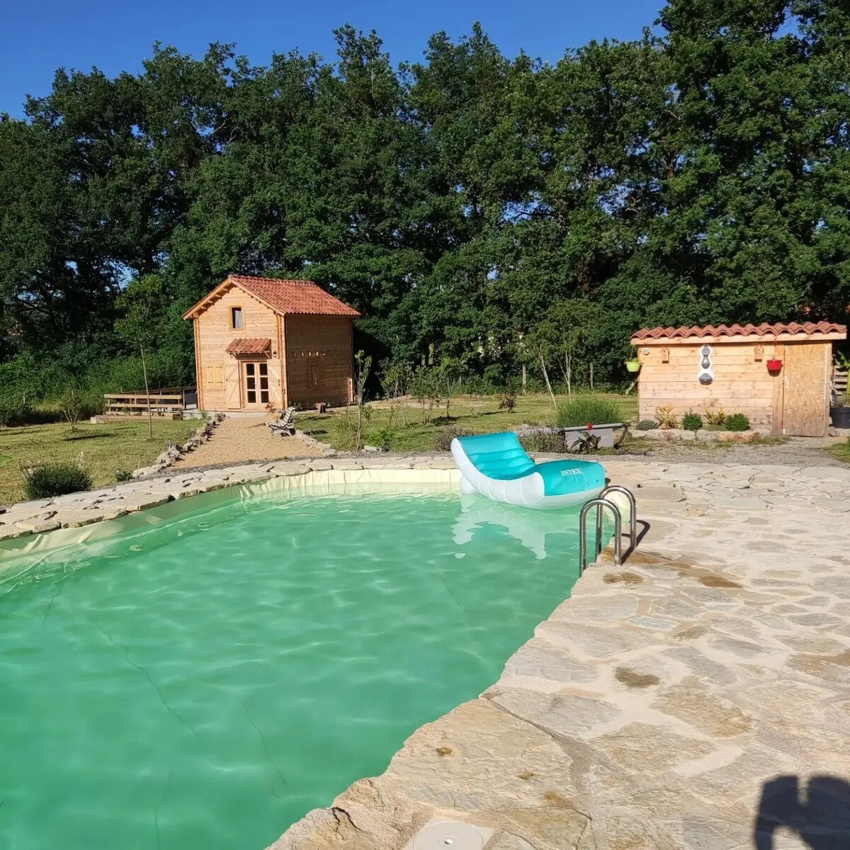 "Au chant des oiseaux"
Chalet privé avec piscine