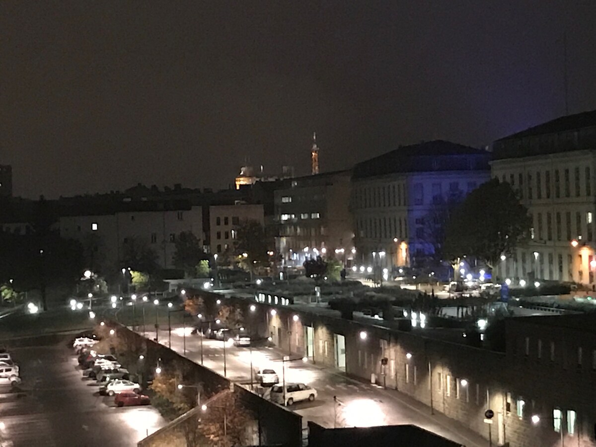 Fourvière景观地铁1分钟即可到达地铁站+免费停车