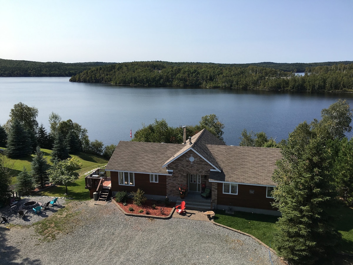 Lakefront Couple 's Retreat。