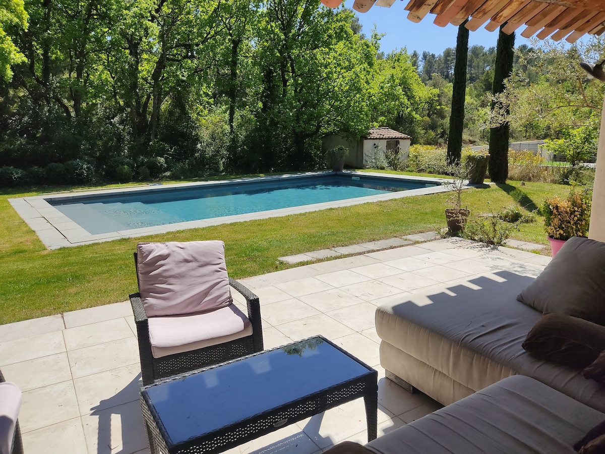 漂亮的普罗旺斯民宅，装饰精美，坐落在一个大型的树林花园中。
您可以享用游泳池及其带酒吧和凉亭的泳池别墅。距离普罗旺斯艾克斯（
Aix en Provence ）和卢贝隆（ Luberon ）大门仅10分钟车程。