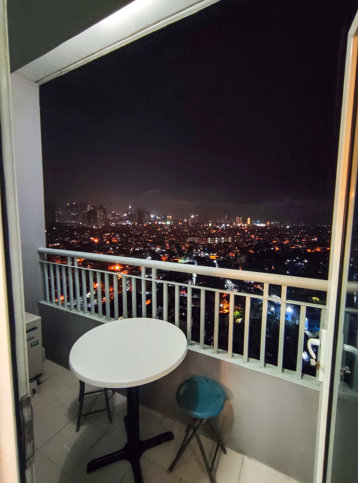 Gorgeous City View w/ Balcony near BGC and Airport