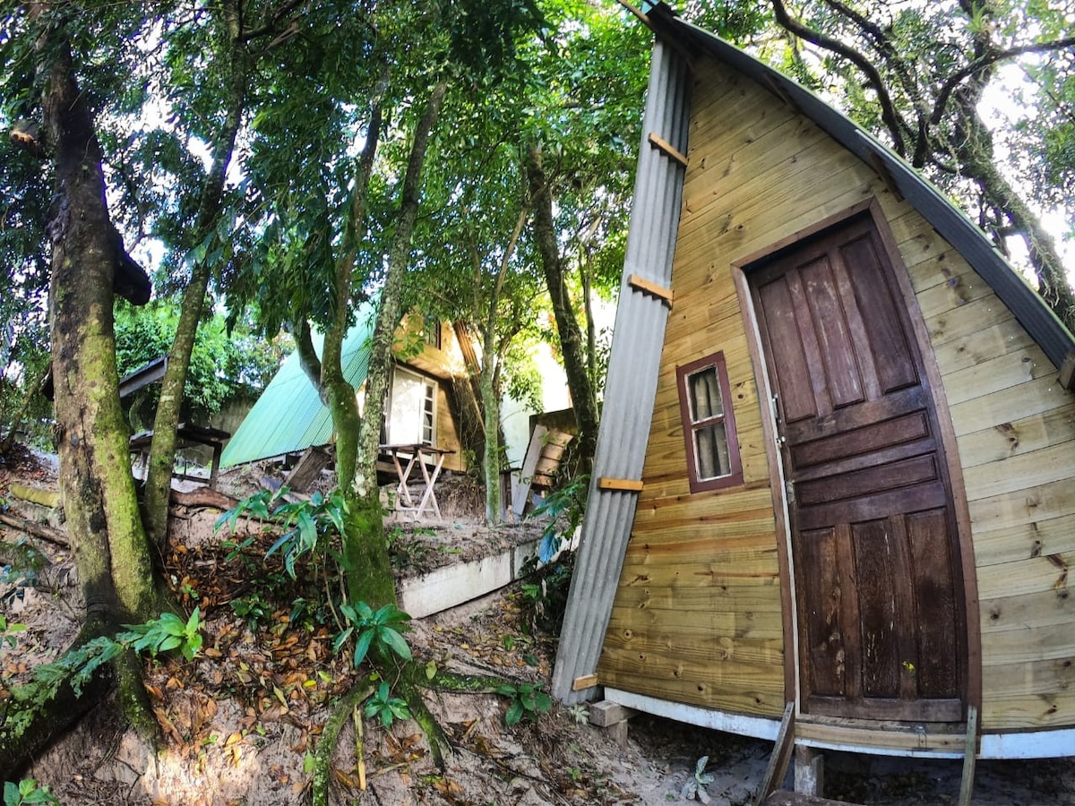 瓜尔达市中心的小木屋和露营区