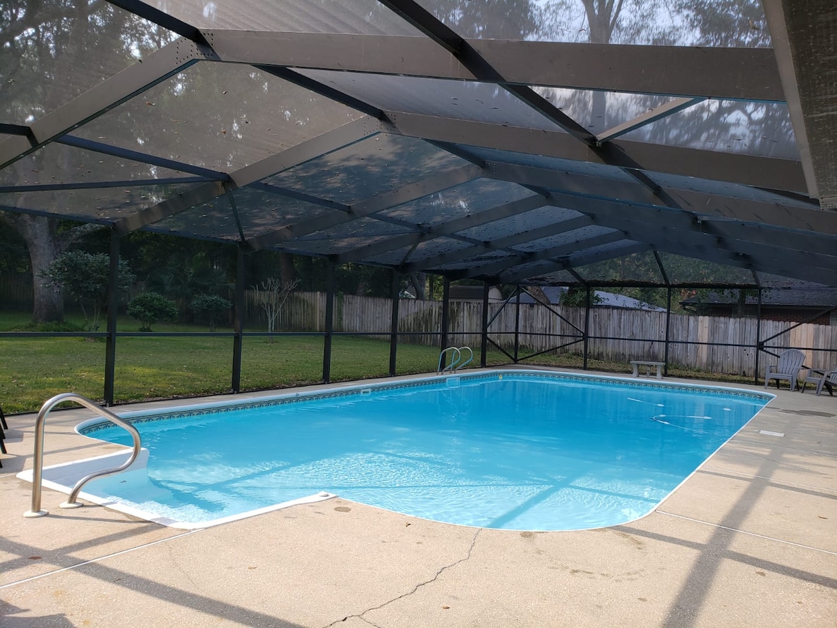 Private Getaway: Expansive, Heated, Screened Pool!