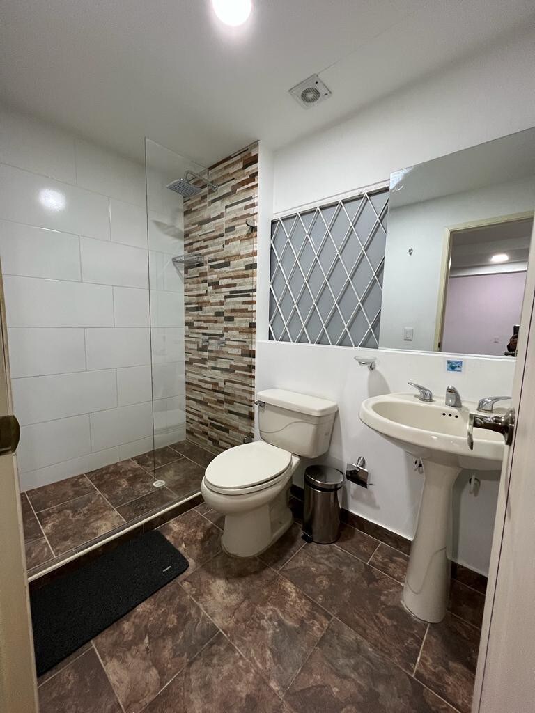 # 4Linda酒店客房，配备独立卫生间。