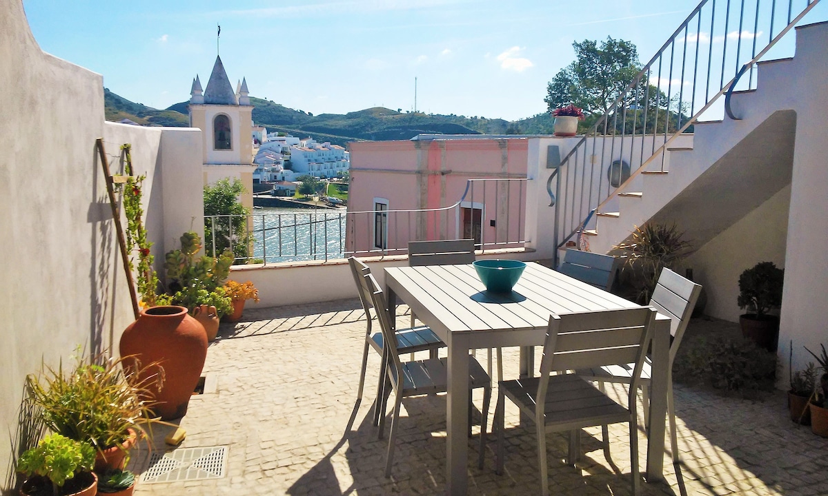 Casa Andorinha, on the Guadiana river