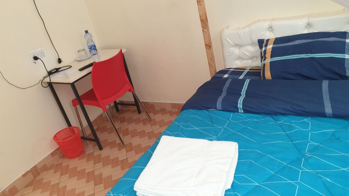 位于肯尼亚和埃塞俄比亚边界的房间，单人床