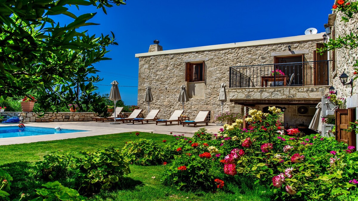 Spacious stonebuilt villa in a tranquil setting!