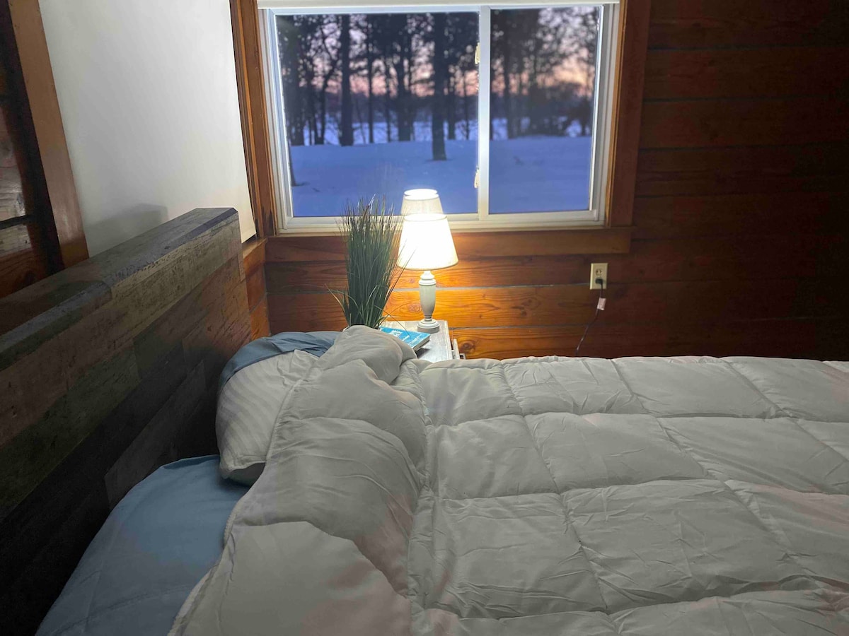 Relaxing cabin on Beed’s Lake.