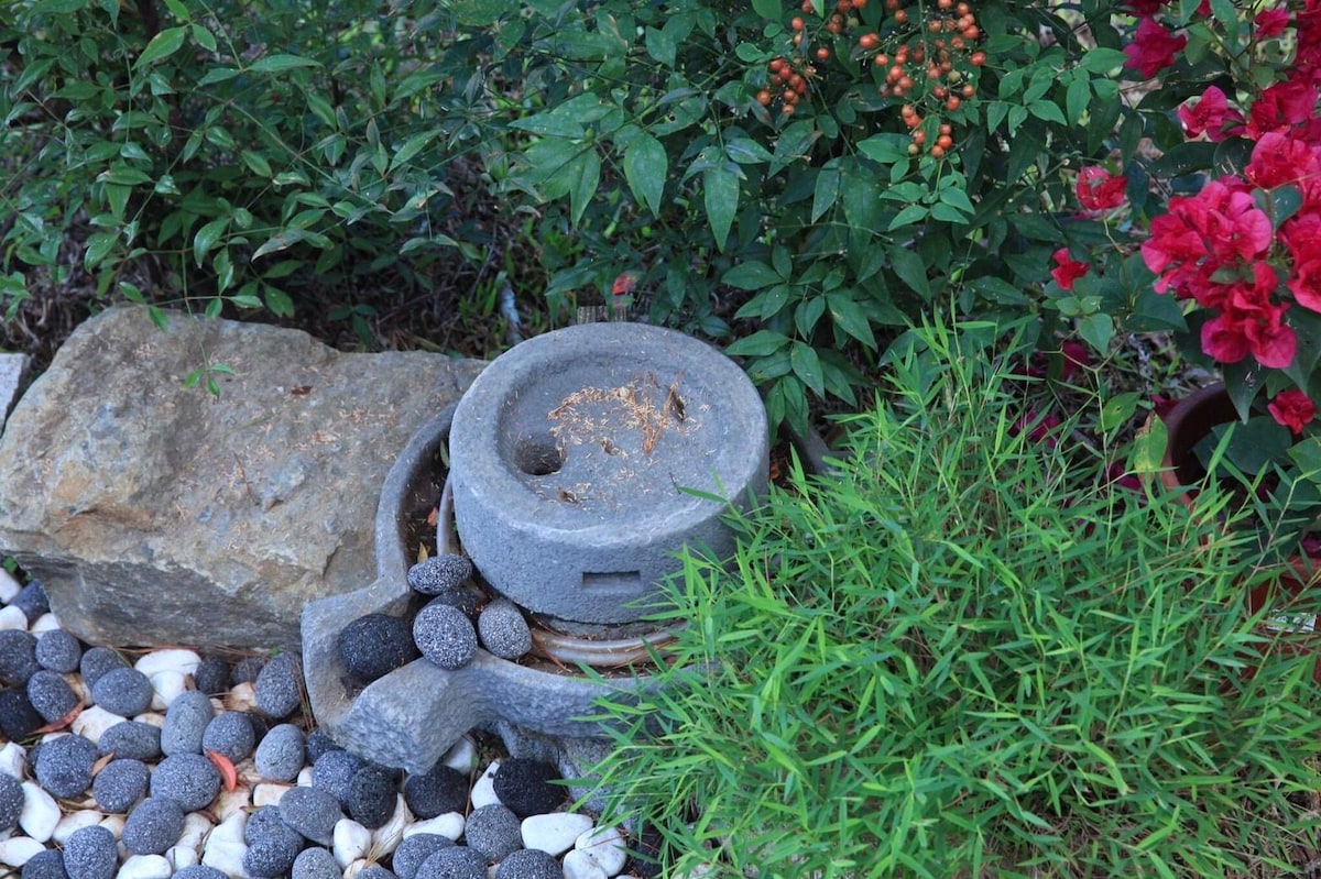 (家庭) 鶴町園，草樹知春不久歸，百般紅紫斗芳菲。(家庭)