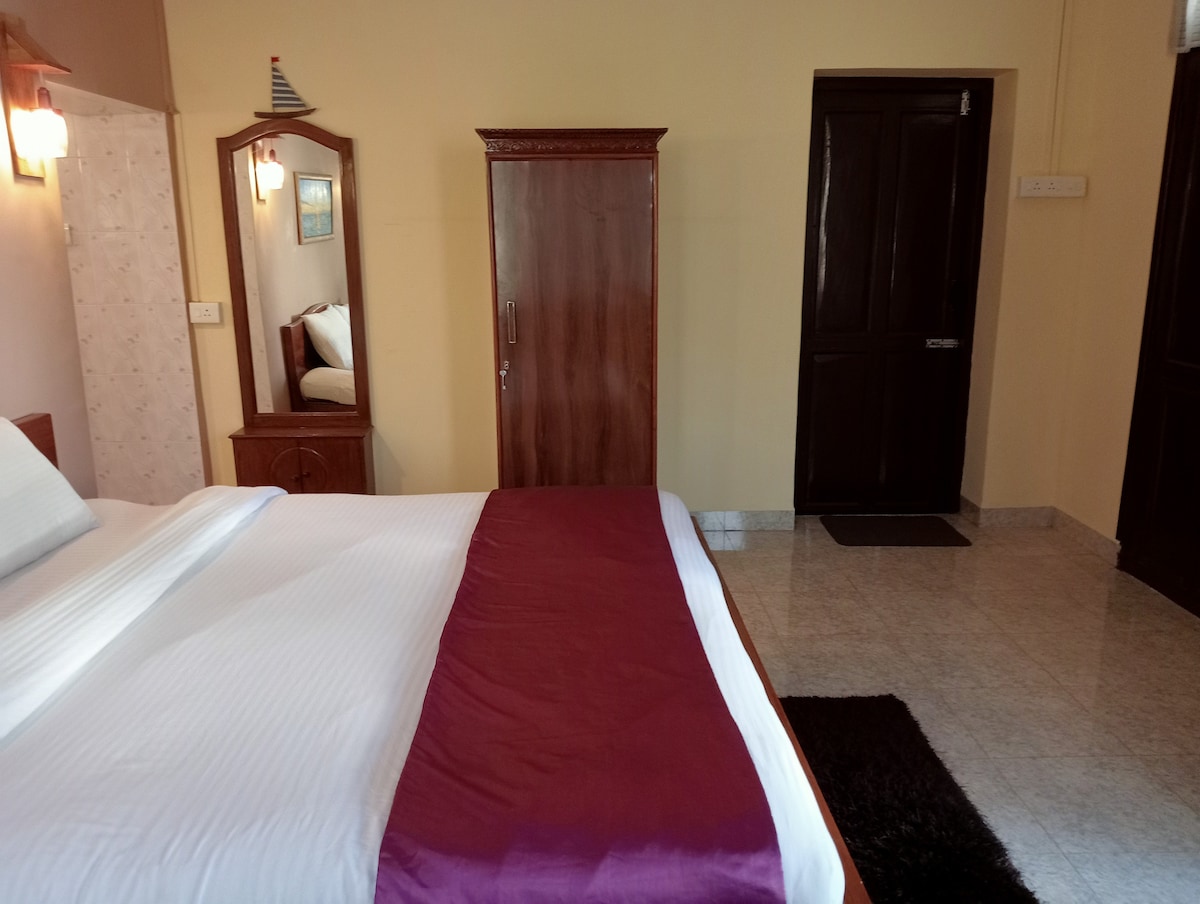 AC Studio Suite, with King bed, fast Wifi .