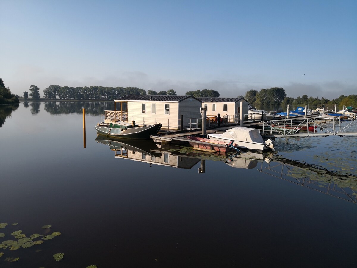 Ferienpark Süderstapel-Hausboot2