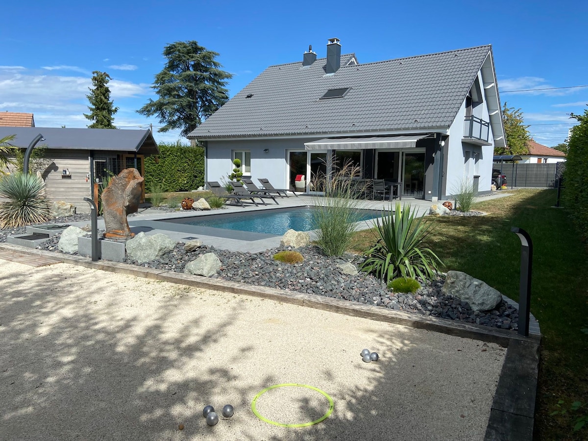 villa avec piscine chauffée et chalet extérieur