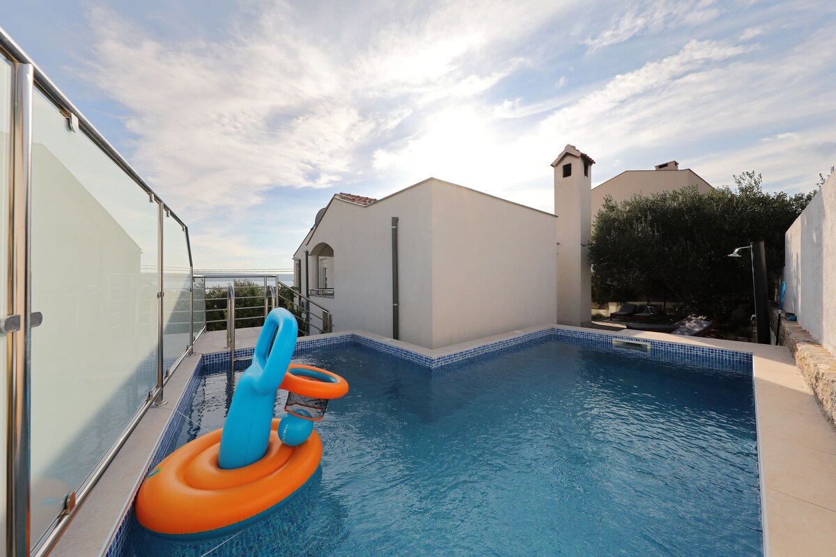 马斯莱尼察带私人泳池的现代公寓