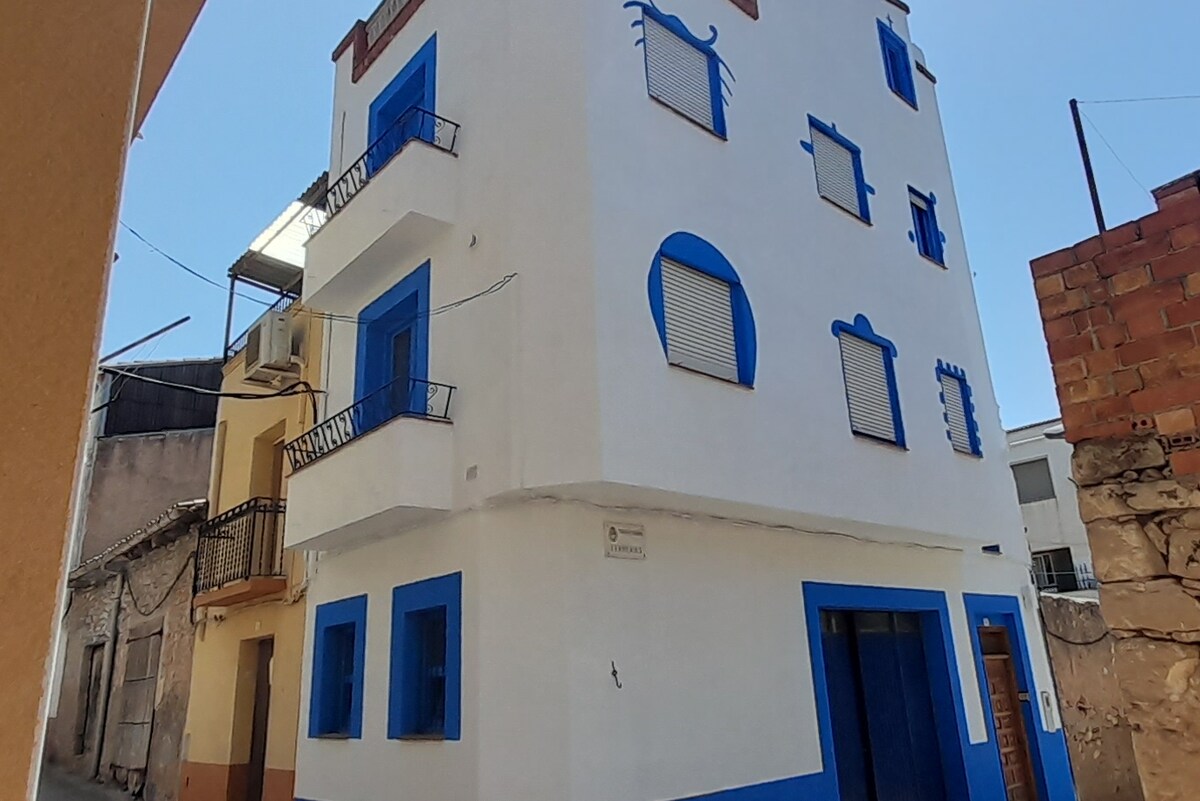 Les dues cases blaves al centre del poble