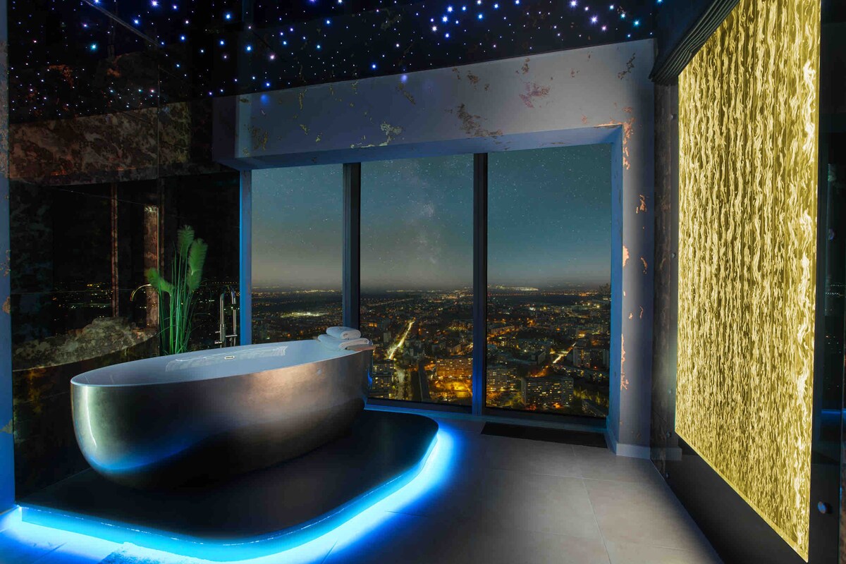 42nd Floor Luxury Apartment with Bathtub