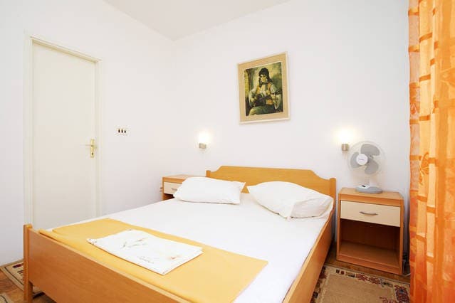 2套精致公寓，位于Hvar岛，可容纳2人的房间