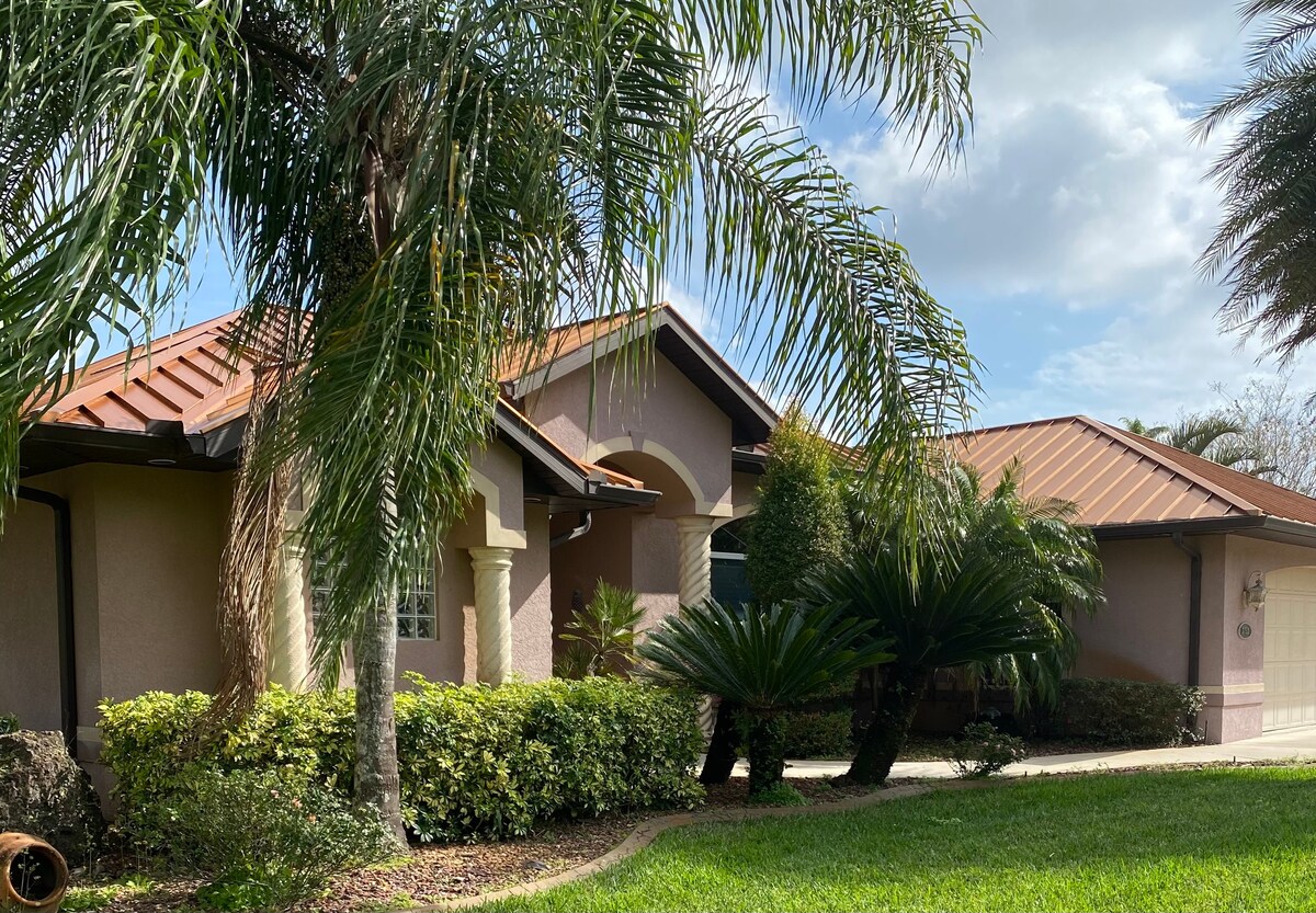 Florida Vacation Rental  Home located in Quiet Residential neighborhood in Southwest Florida area,  5 Star Home Sleeps 12 guests, 3 Bedrooms , 2.5 Baths  Heated pool / Hot Tub, The area
Boasts The # Siesta Beach, 2 Spring Baseball Training Camps.