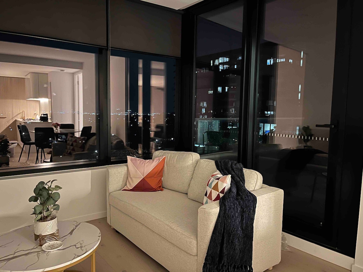 Top Floor Luxury Rental Unit in SkyGarden Glen Wav