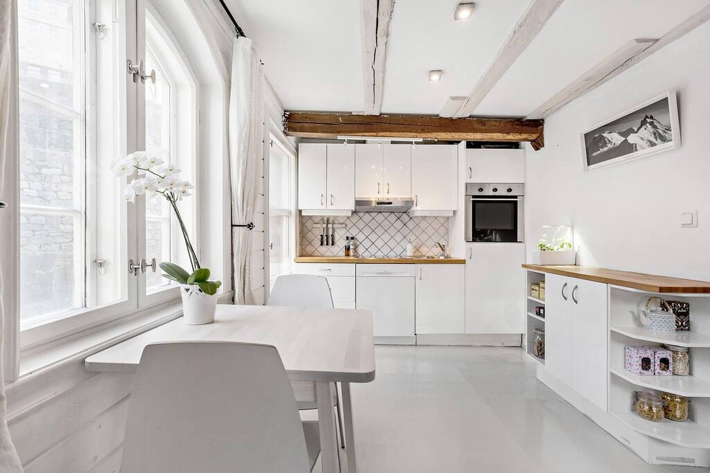 the kitchentable will be replaced with an extendable table for 4