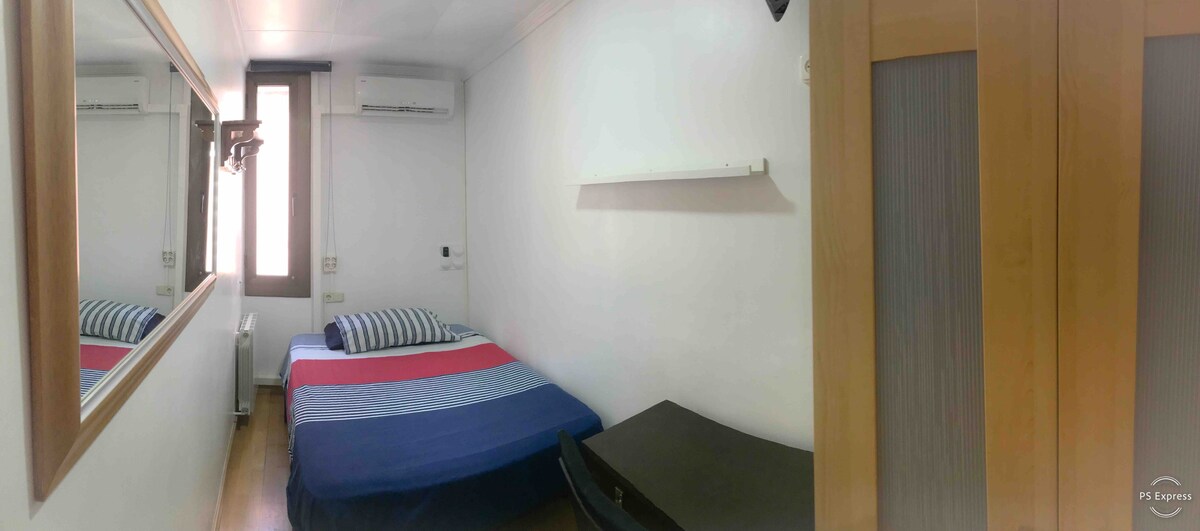 Sant Boi bedroom, metro, airport, parking.