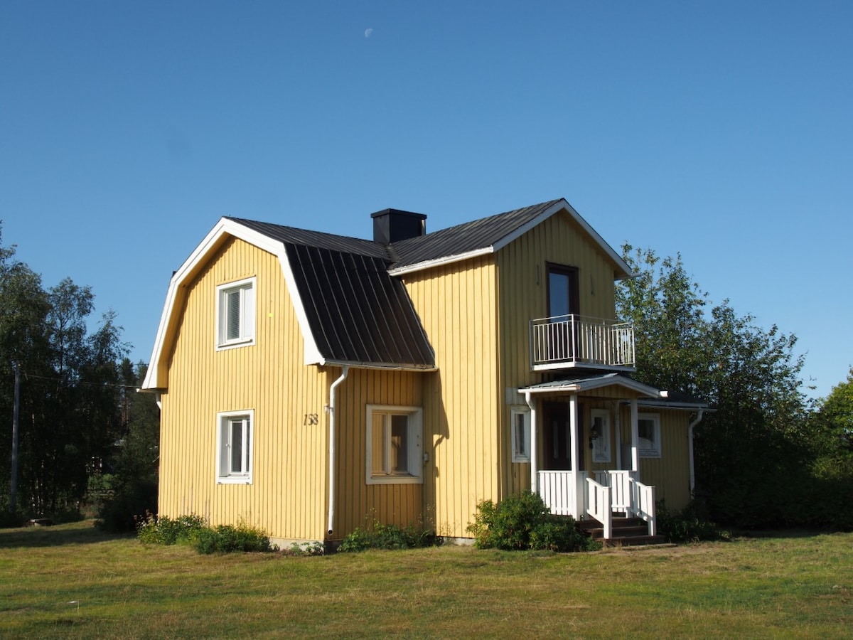 Lapland Lights - Lakeside Cottage in Svanstein