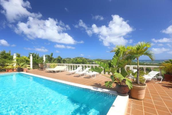 Luxury 5 bed villa with pool and sea views