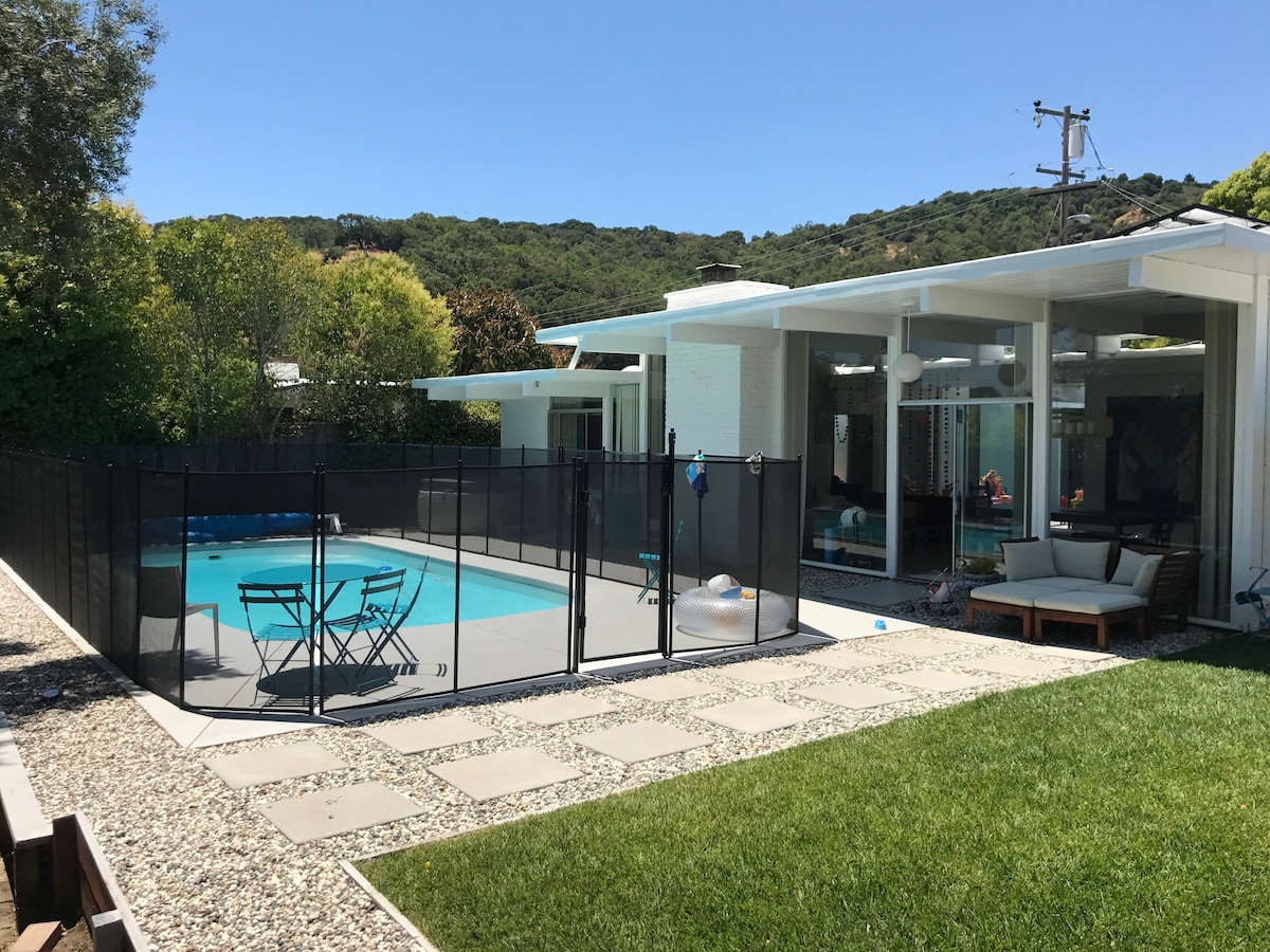 加州现代化房屋，配有玻璃墙和泳池