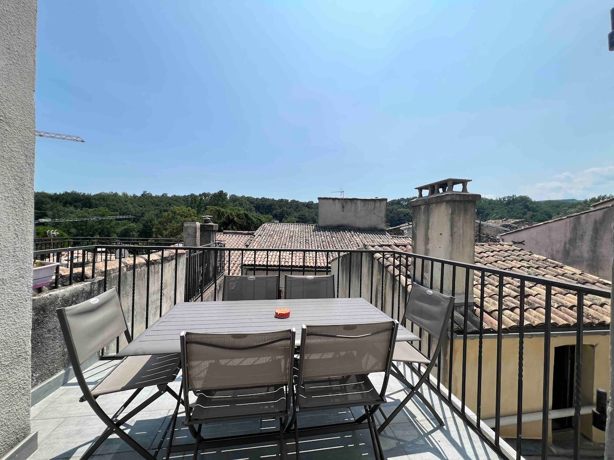 Appartement rénové avec terrasse et parking privé