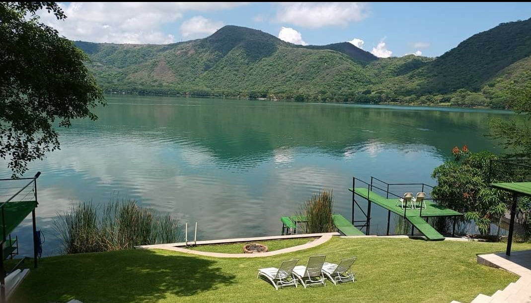 Bungalow vista laguna y Jardín Santa María del Oro