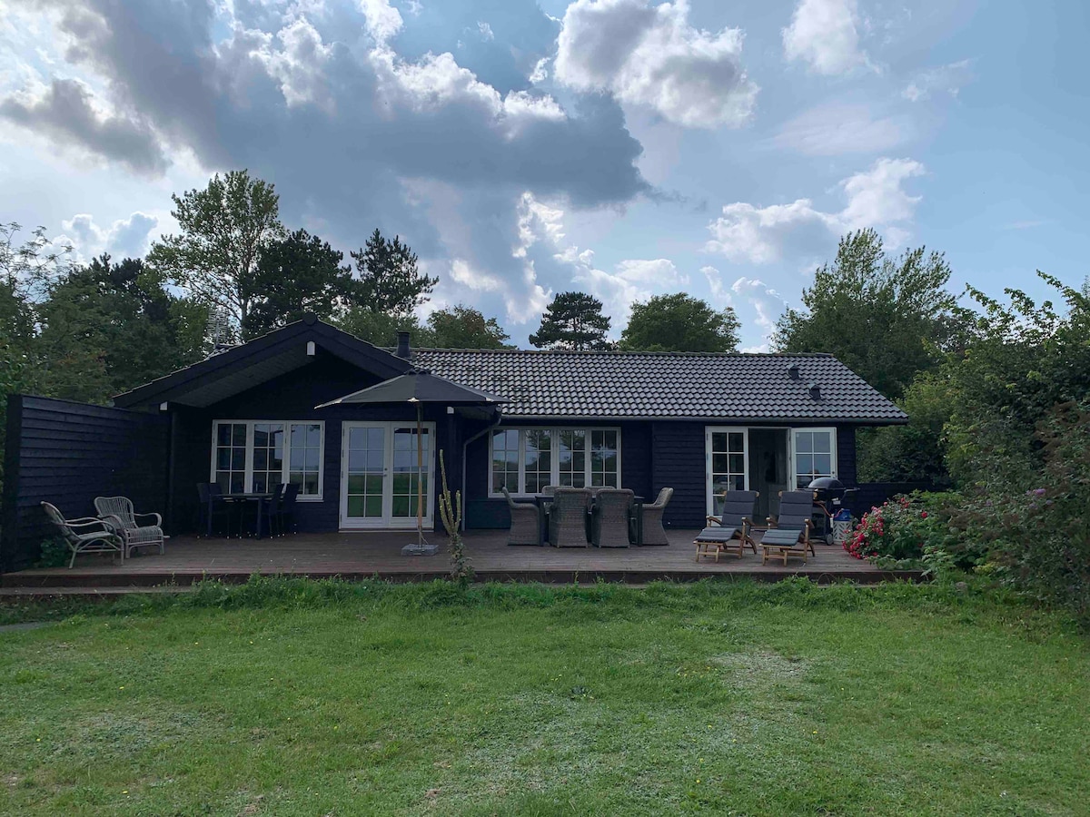 Hyggeligt nyt sommerhus direkte ved havet