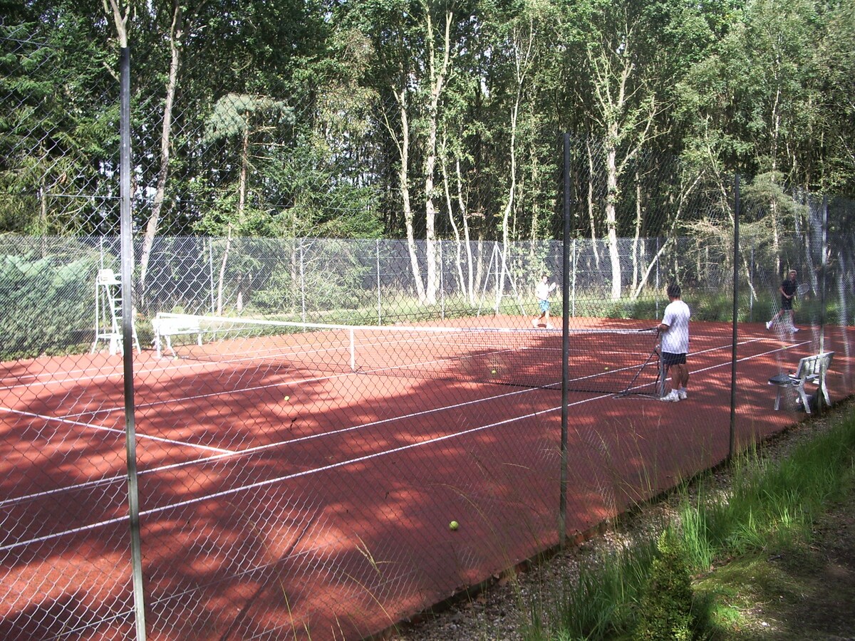 Chaumière confortable avec tennis