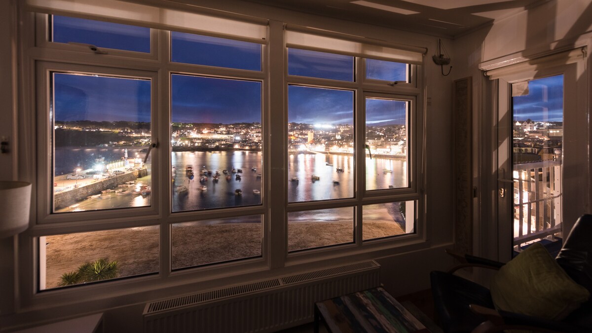 6阳光明媚的顶层公寓，可欣赏圣艾夫斯码头海滨的壮丽海景。港口前面位置免费无线网络