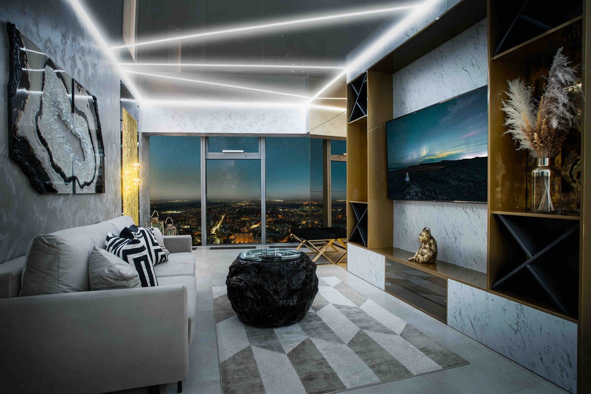 42nd Floor Luxury Apartment with Bathtub