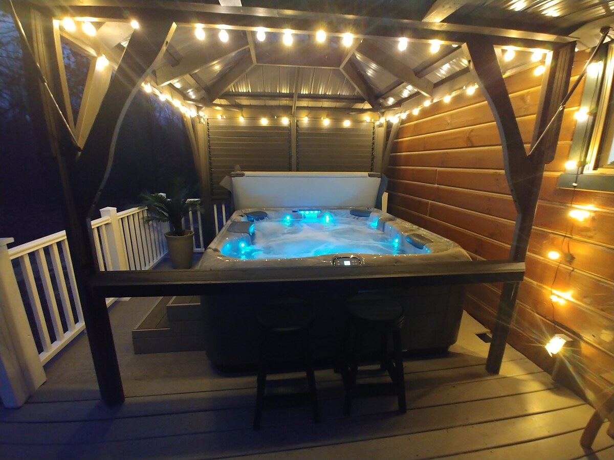 TLC Lakehouse with boat canopy hot tub, fiber wifi