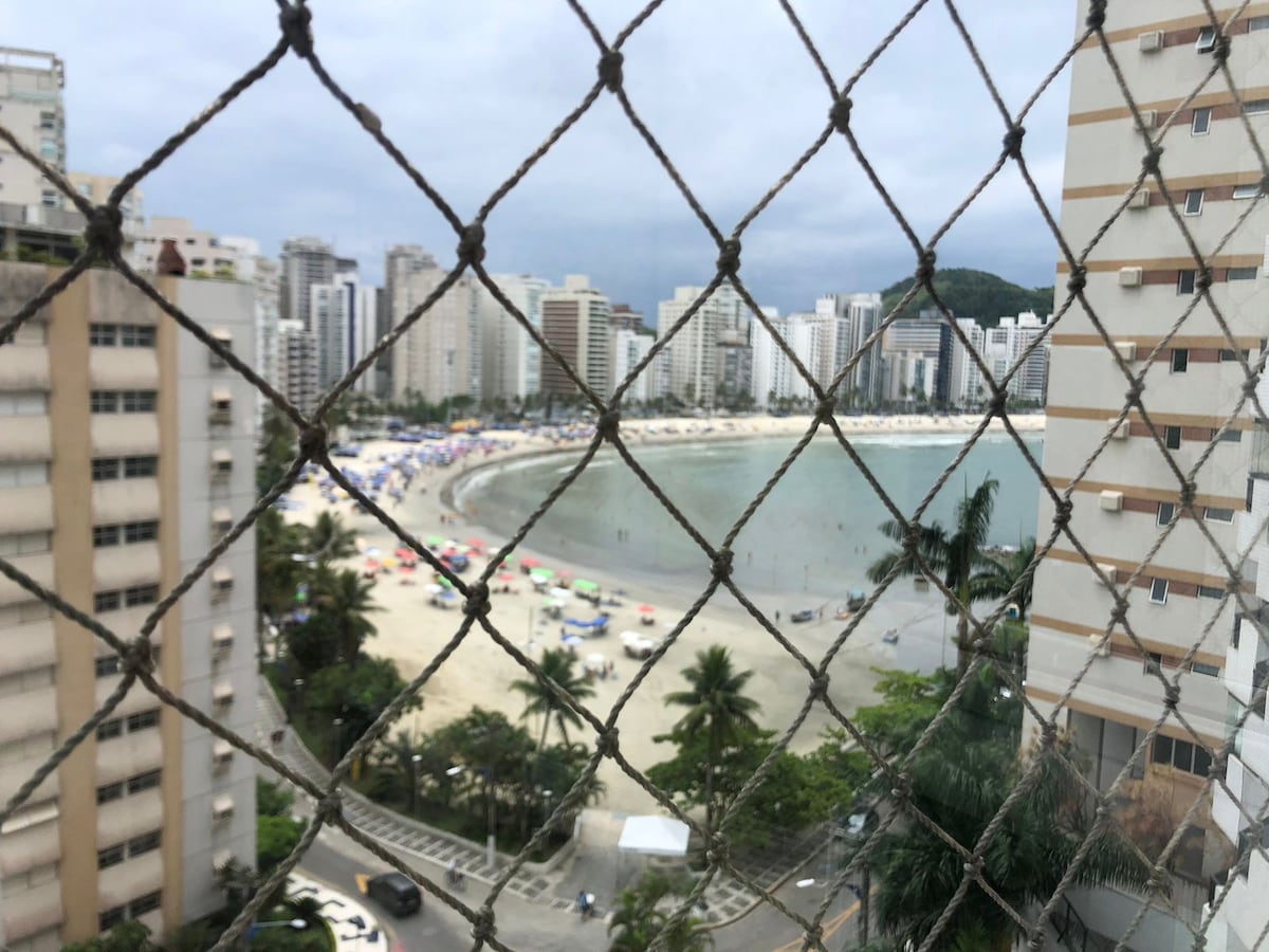 Apartamento à beira-mar nas Astúrias Guarujá