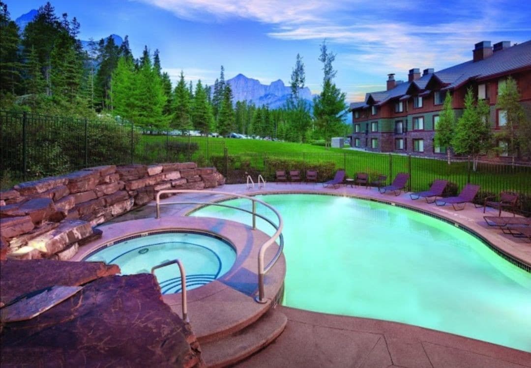 度假村有1间带泳池的卧室- Canmore-Banff