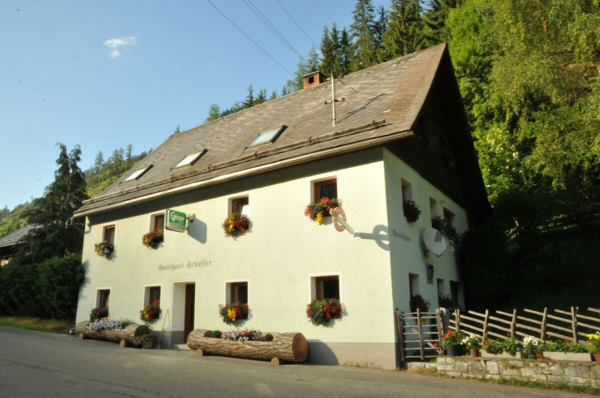 Gasthaus Schaffer Bretstein 20在教堂外