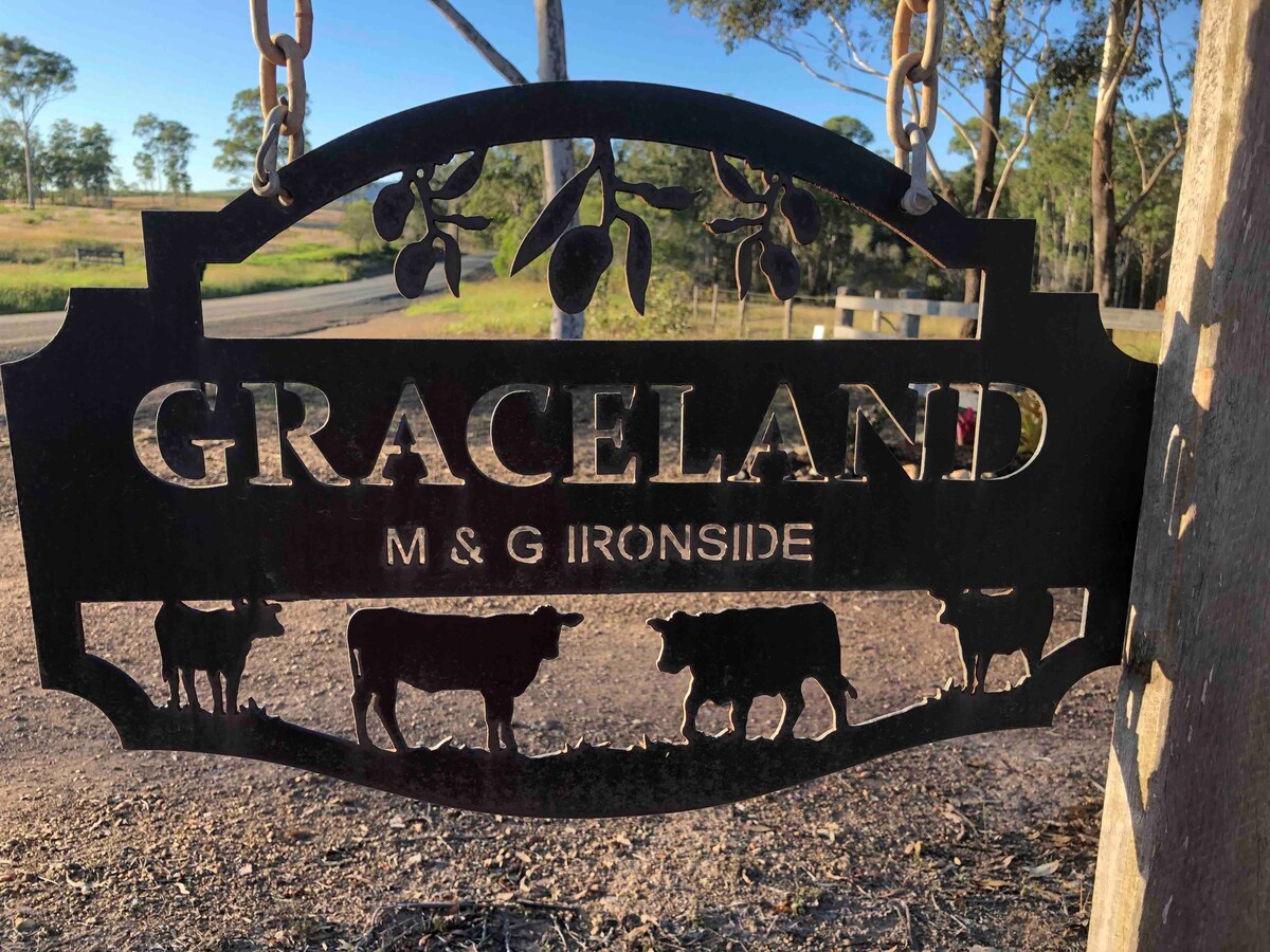 格雷斯兰（ Graceland 
）我们的家，坐落在口香糖树林中