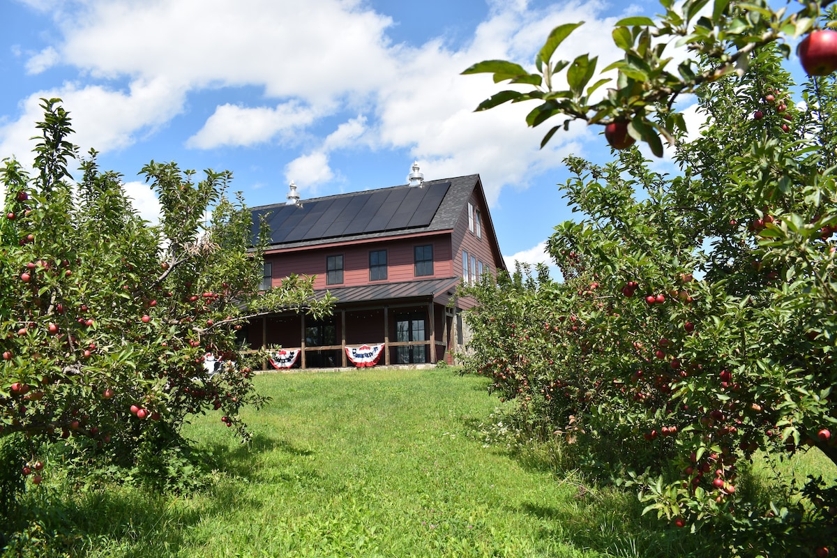 The Red Barn at Harvest Moon Orchard ，距离市区仅几分钟车程