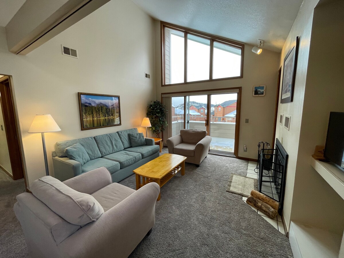 Ski Condo with Mountain Views and Wood Fireplace