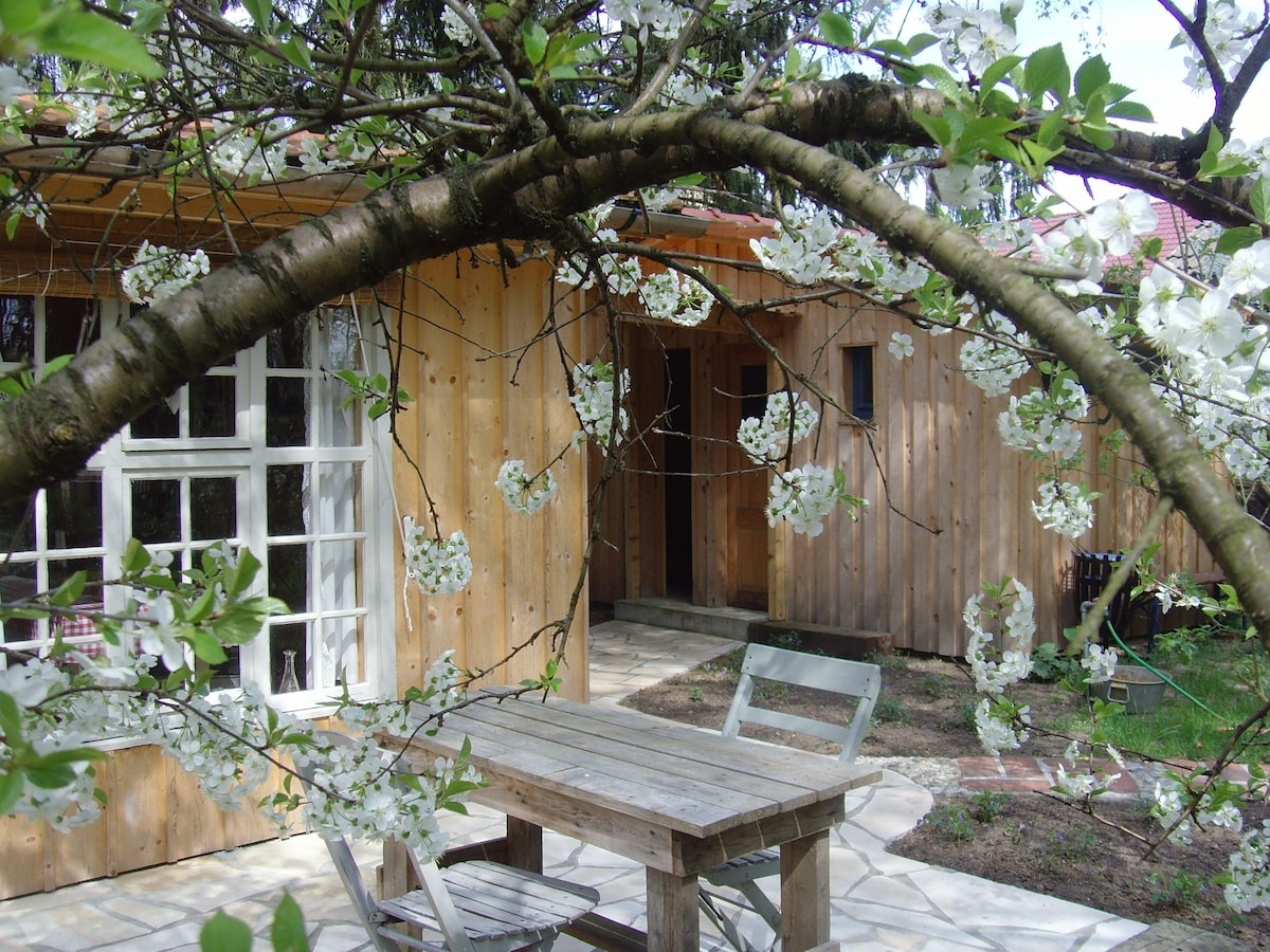 位于美丽农民花园中的非常舒适的小木屋