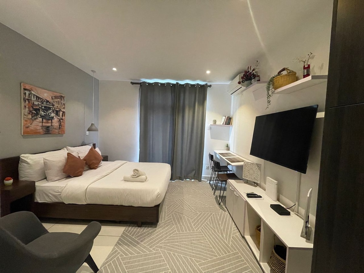 Chic studio apartment @ Embassy Gardens.