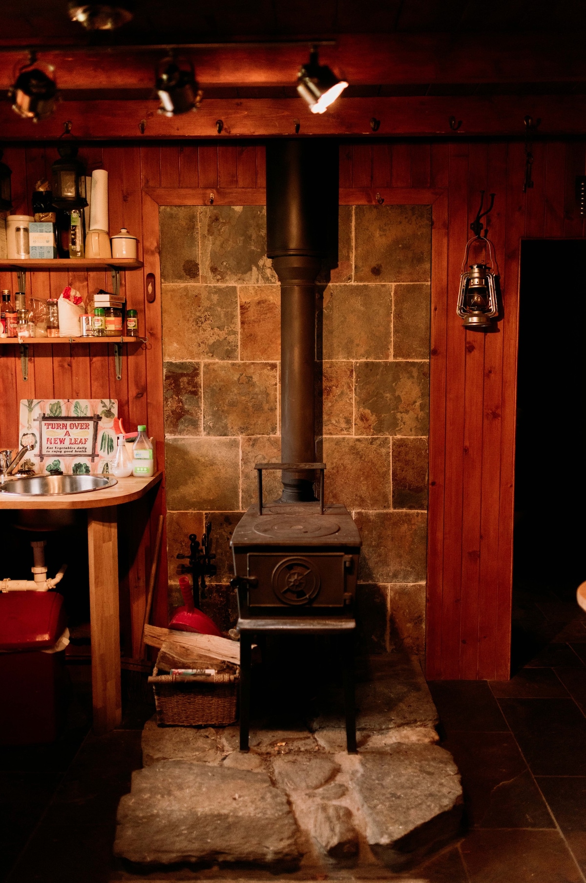 高地峡谷乡村乡村小屋，带木炉