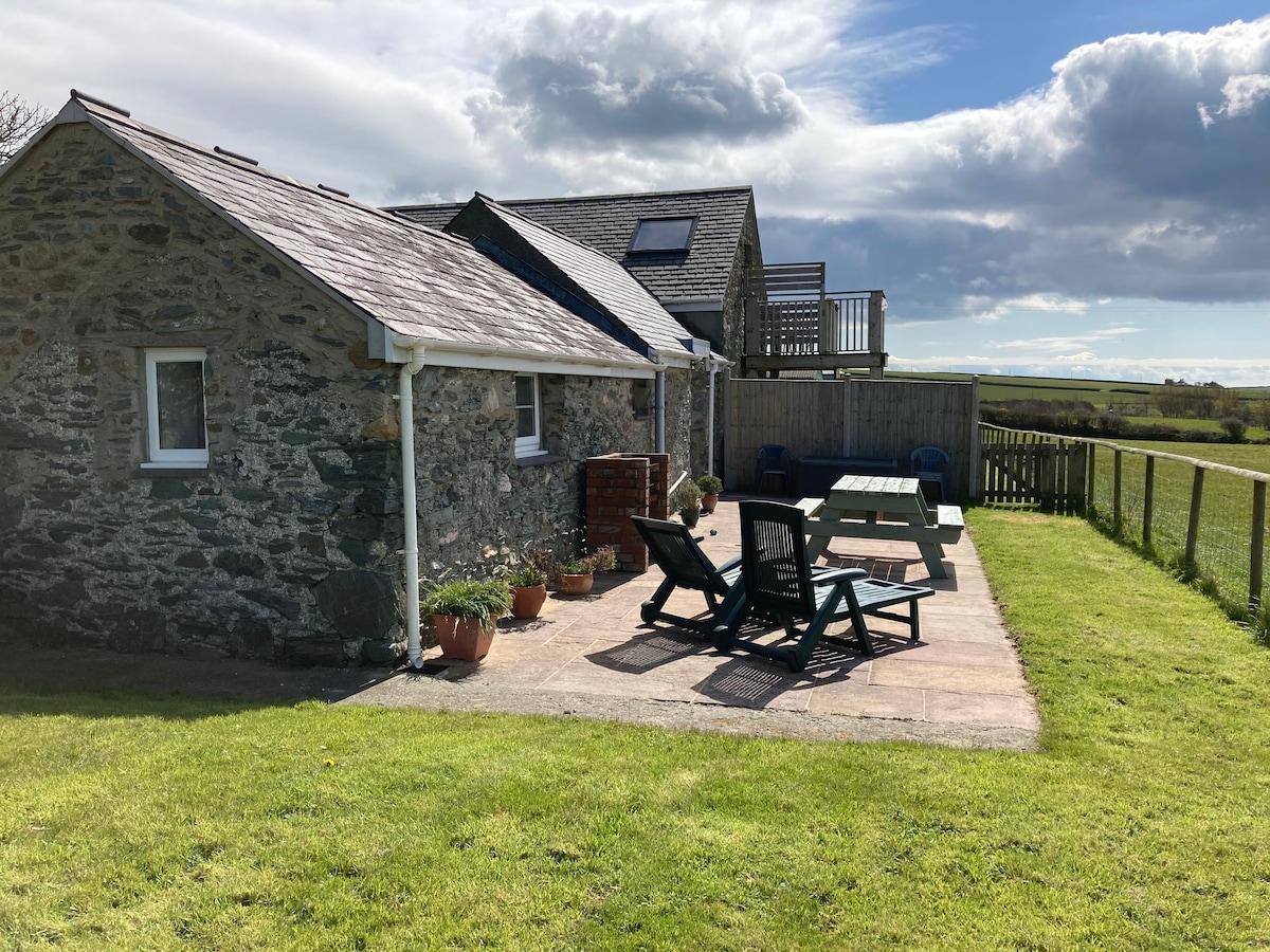 Hen Llety cosy cottage by Sandy Beach Anglesey